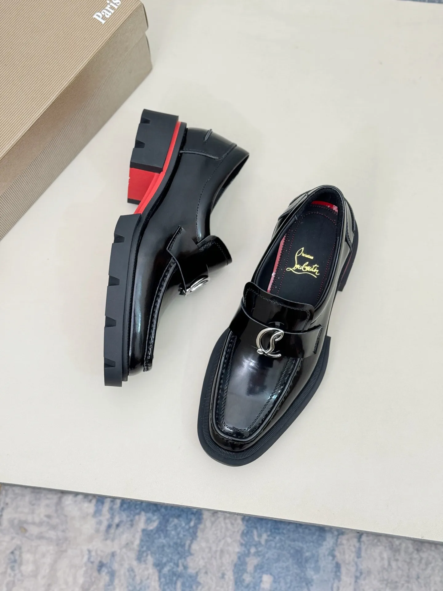 [CL～High-end men’s red-soled shoes] Top P: 880💰. Size: 39-44 (38.45.46 can be customized) 🆑Top original order purchasing agent Imported open-edge bead fabric and water-dyed cowhide inside 🉑️ Imported TPU rubber sole, wear-resistant and non-slip, full of European style.